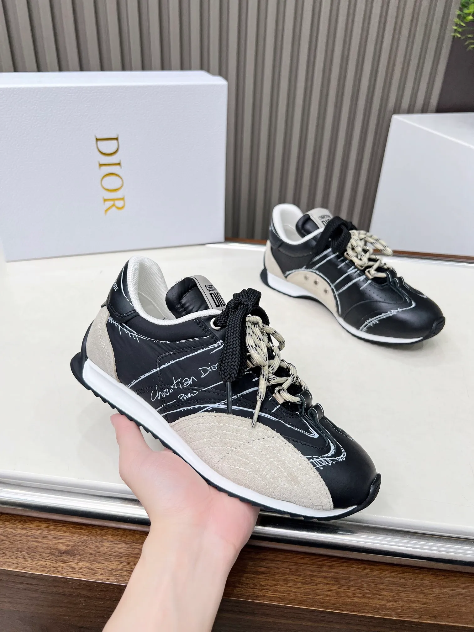 👟👟Ex-factory price 560👟👟 This D-Sketch sneaker is a new product of the 2025 spring and summer ready-to-wear series, highlighting the classic retro aesthetics. Crafted from gold-tone crinkled sheepskin and gold-toned laminated calfskin, it features a printed logo inspired by the shoe's production stages, as well as beige suede calfskin panels and double laces. Hand-written Christian Dior Paris signature on the side, Christian Dior Paris signature panels and plaques on the heel and tongue. Paired with two-tone slim rubber soles, they add a touch of couture to any casual look. Code number: 35~45 Color: black white gold silver